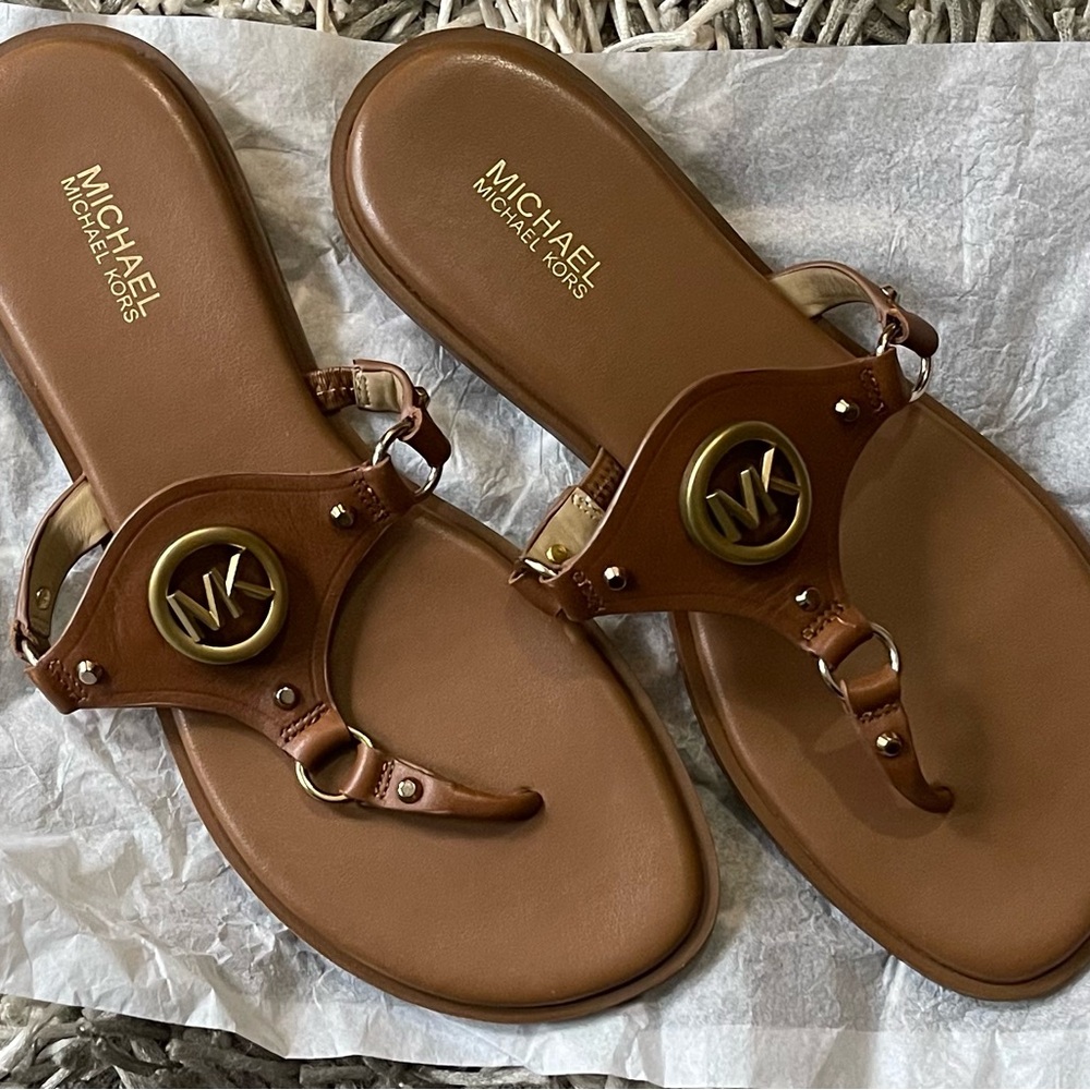 New Michael Kors Conway Logo Charm Leather Sandals in luggage size 7